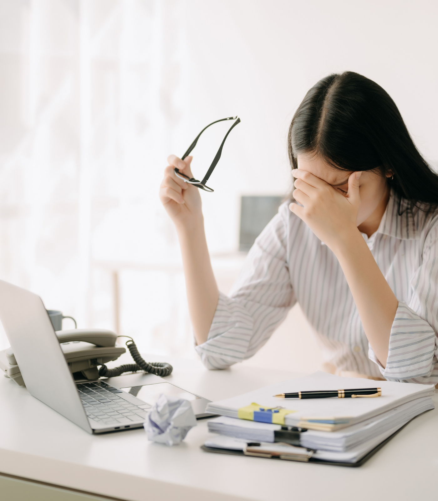 Entrepreneuse fatiguée devant son ordinateur